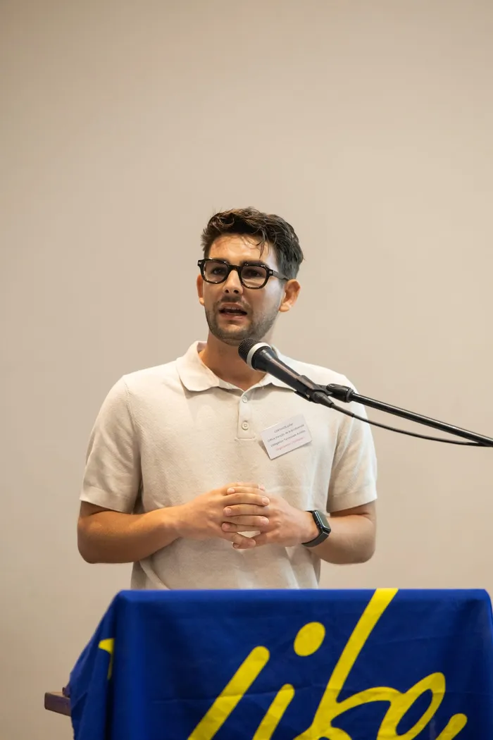 Julien LORTHIOS au pupitre, lors du mot d'ouverture de la Rencontre des maires