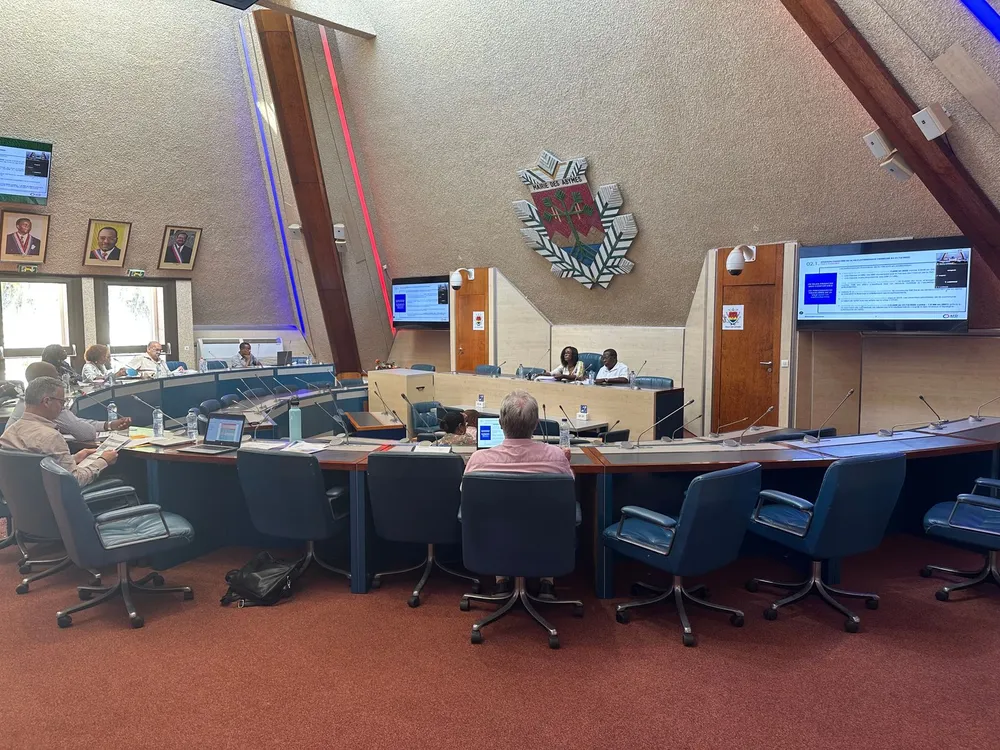 Salle du conseil de la Ville des Abymes, Guadeloupe, lors de la séance consacrée aux orientations budgétaires