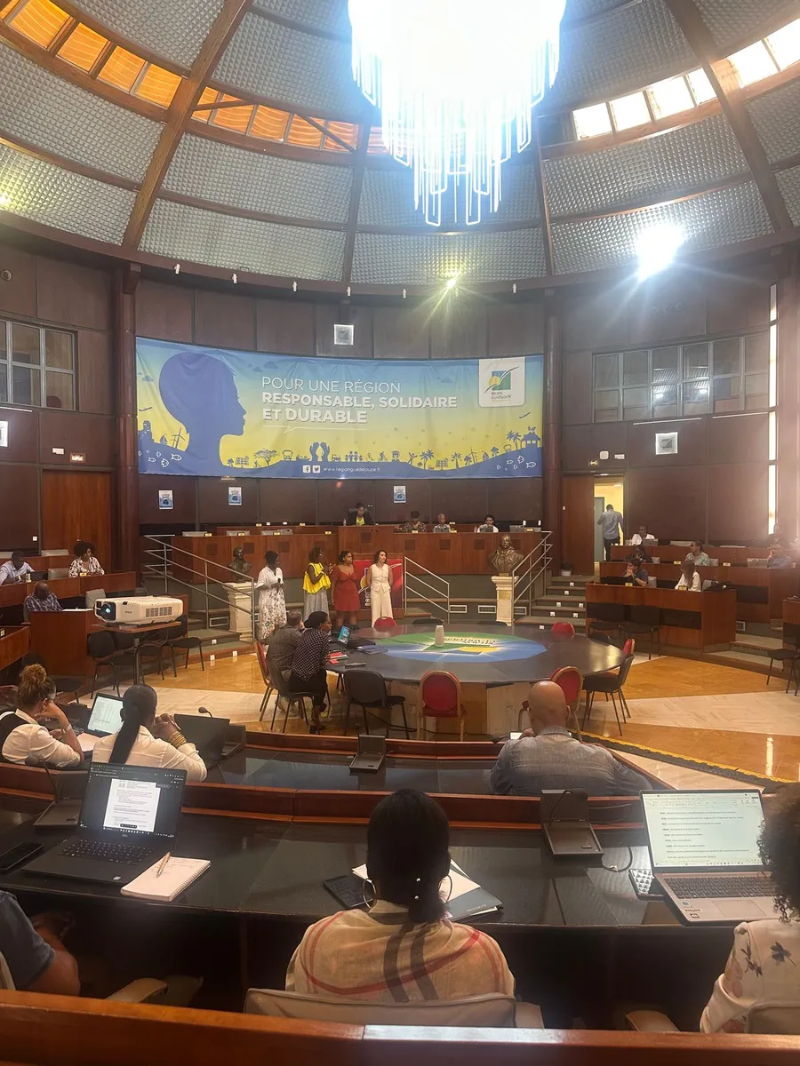 Séance de travail dans l'hémicycle du Conseil régional de la Guadeloupe
