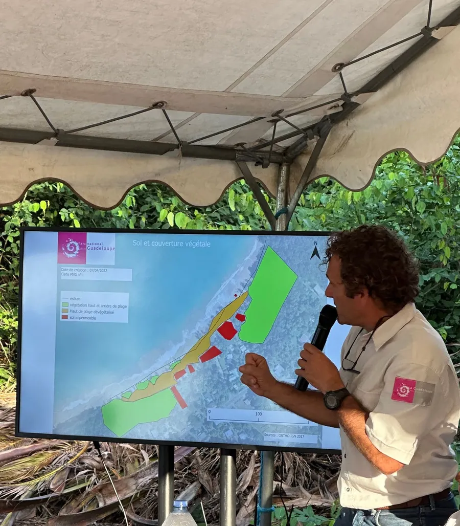 Un agent du Parc national de la Guadeloupe présente une carte de la couverture végétale du littoral