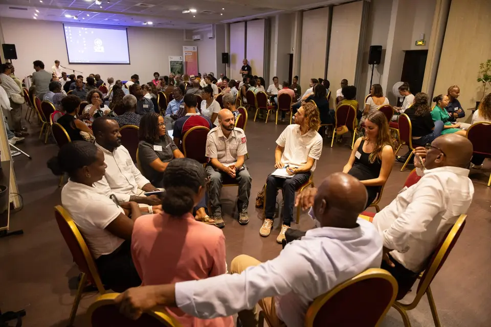 Des élus et acteurs en ateliers par petits cercles lors de la Rencontre des maires pour la biodiversité des Antilles
